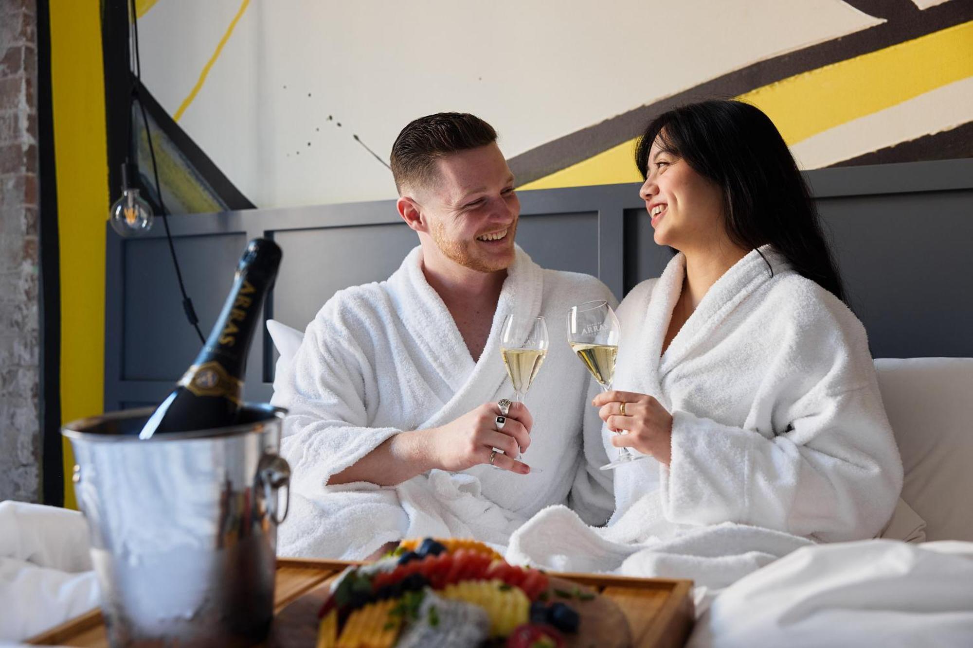 Hotel Woolstore 1888, Sydney - Handwritten Collection Kültér fotó A couple wearing bathrobes
