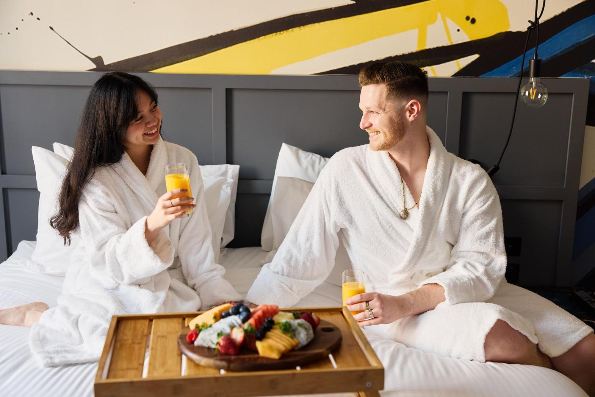 Hotel Woolstore 1888, Sydney - Handwritten Collection Kültér fotó A couple wearing bathrobes