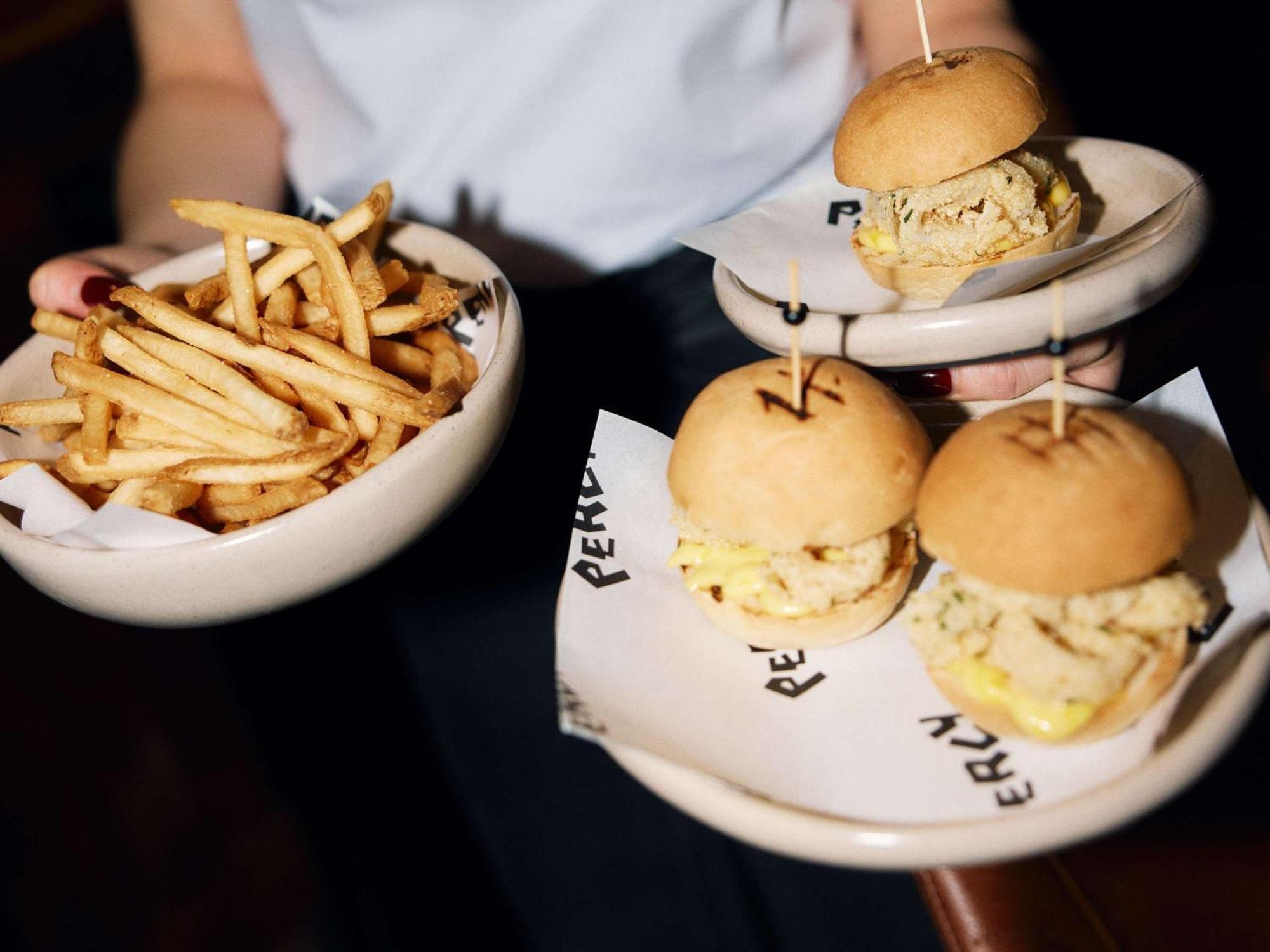 Hotel Woolstore 1888, Sydney - Handwritten Collection Kültér fotó A selection of sliders and fries