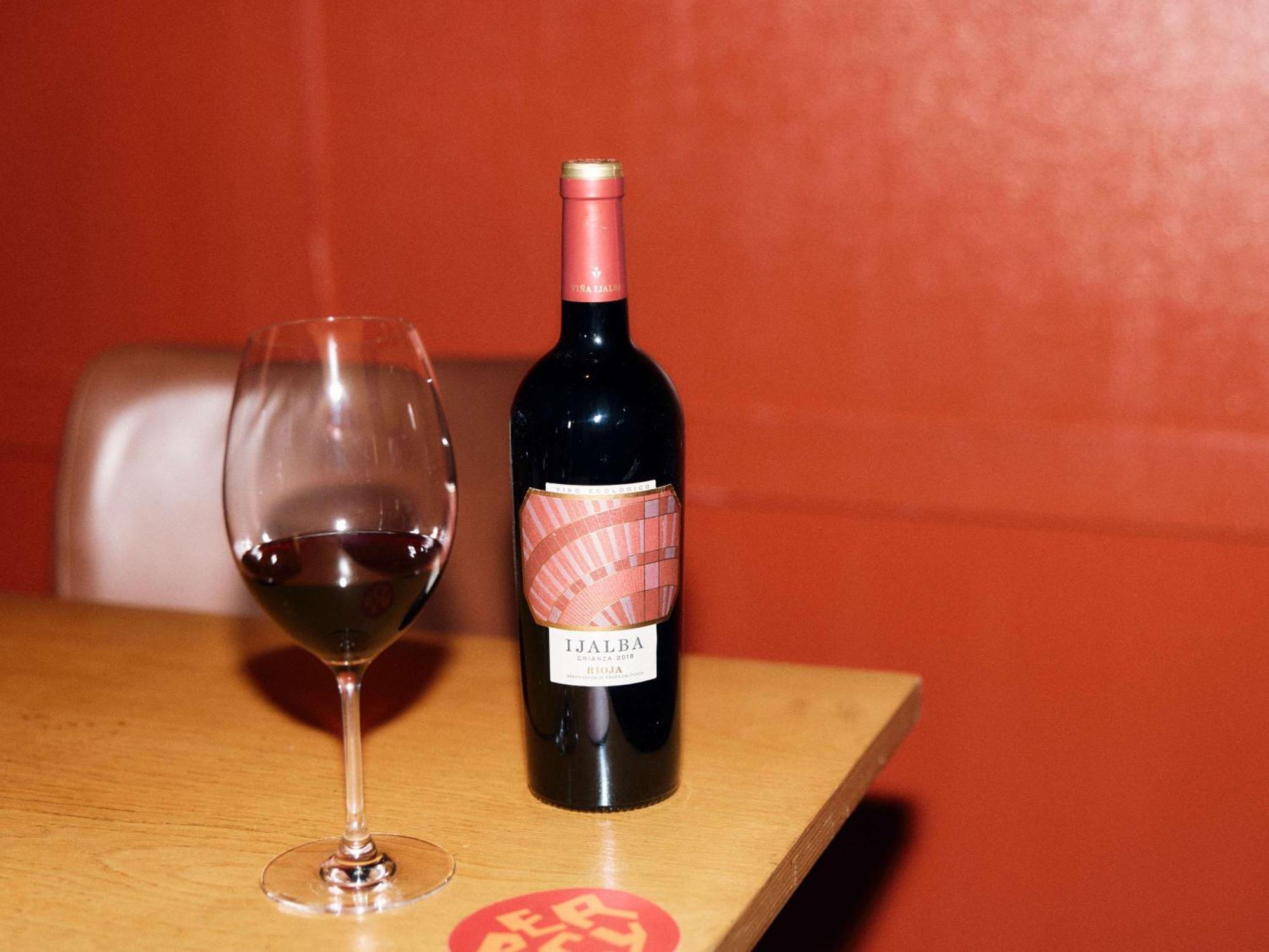 Hotel Woolstore 1888, Sydney - Handwritten Collection Kültér fotó A bottle of 2005 Edna valley cabernet sauvignon